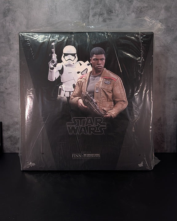 Hot Toys MMS346 Star Wars The Force Awakens Finn And Riot Trooper Set