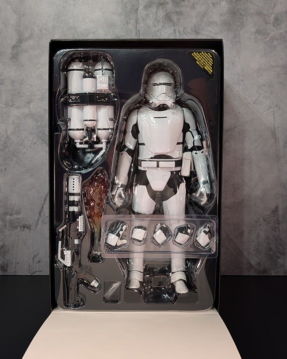 Hot Toys MMS326 Star Wars The Force Awakens First Order Flametrooper