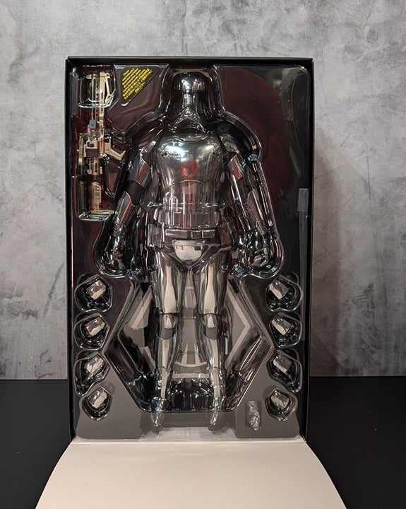 Hot Toys MMS328 Star Wars The Force Awakens Captain Phasma