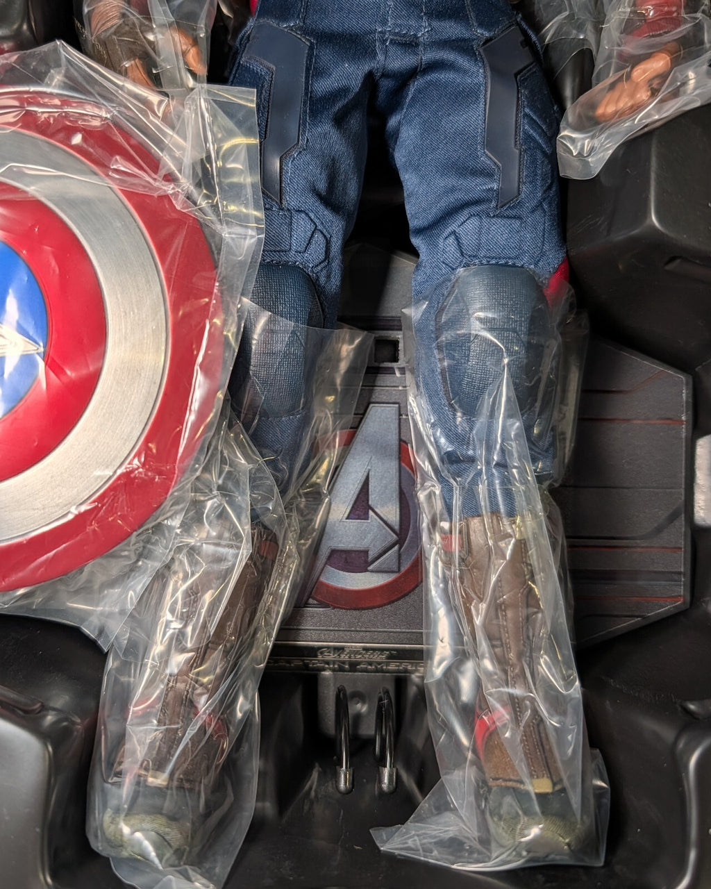 Hot Toys MMS281 Marvel Avengers AOU Captain Amercia