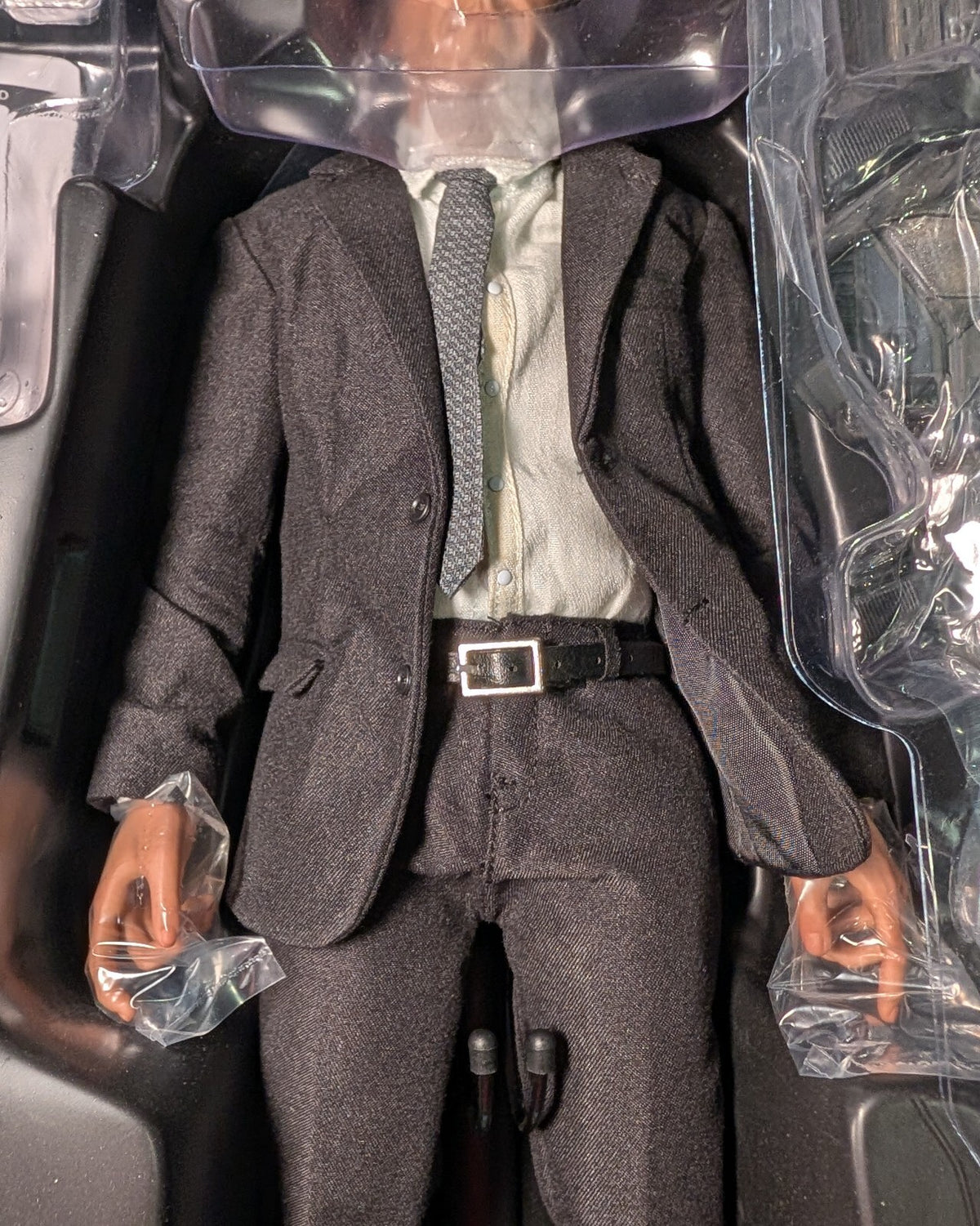 Hot Toys MMS189 Marvel Avengers Agent Phil Coulson