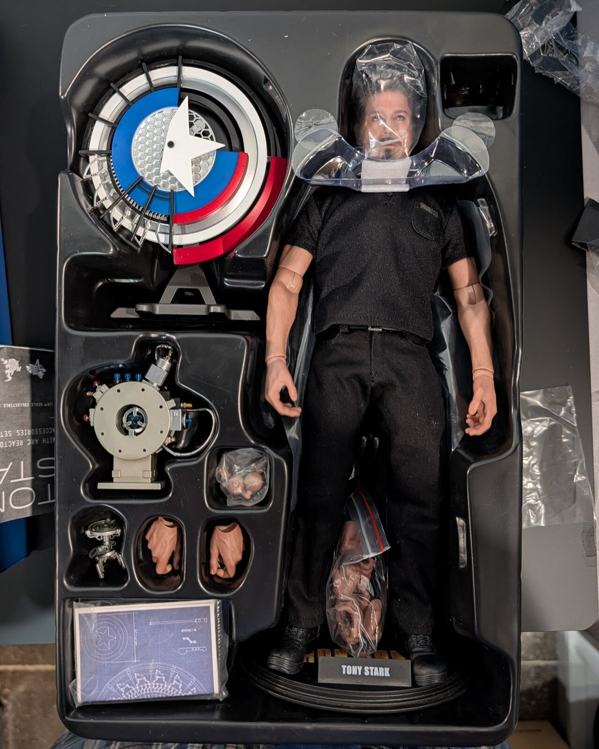 Hot Toys MMS273 Marvel Iron Man 2 Tony Stark with Arc Reactor Accessories