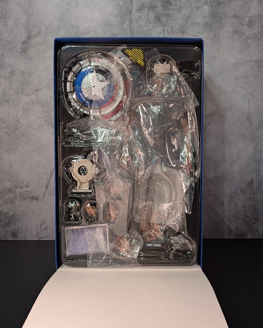Hot Toys MMS273 Marvel Iron Man 2 Tony Stark with Arc Reactor Accessories