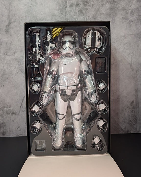 Hot Toys MMS334 Star Wars The Force Awakens First Order Stormtrooper Officer