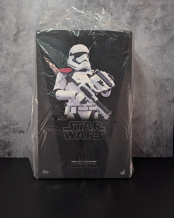 Hot Toys MMS334 Star Wars The Force Awakens First Order Stormtrooper Officer
